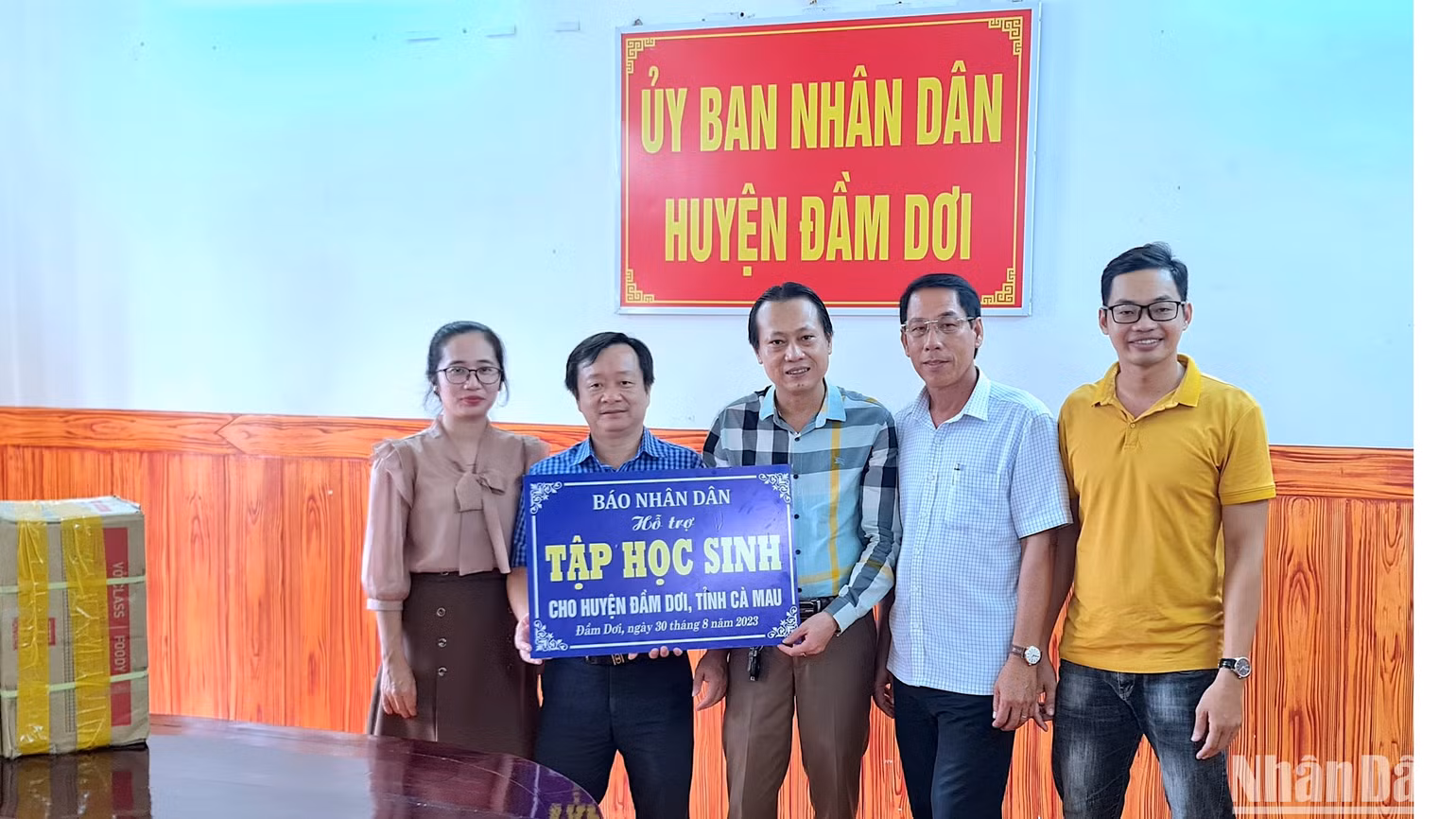 Đại diện chính quyền huyện Đầm Dơi (Cà Mau) tiếp nhận tập được trao tặng từ vận động của Cơ quan Thường trực Báo Nhân Dân tại Cần Thơ và Cà Mau.
