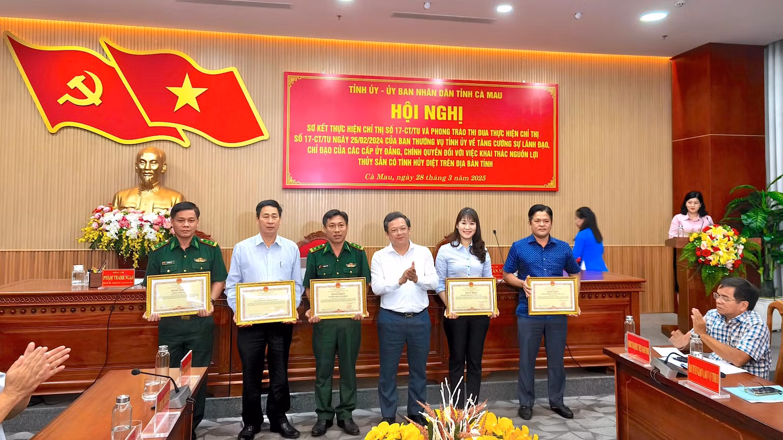 Phó Bí thư Thường trực Tỉnh ủy Cà Mau Nguyễn Đức Hiển (thứ 4 từ trái qua) tặng Bằng khen của Chủ tịch Ủy ban nhân dân tỉnh cho các tập thể thực hiện tốt Chỉ thị 17.