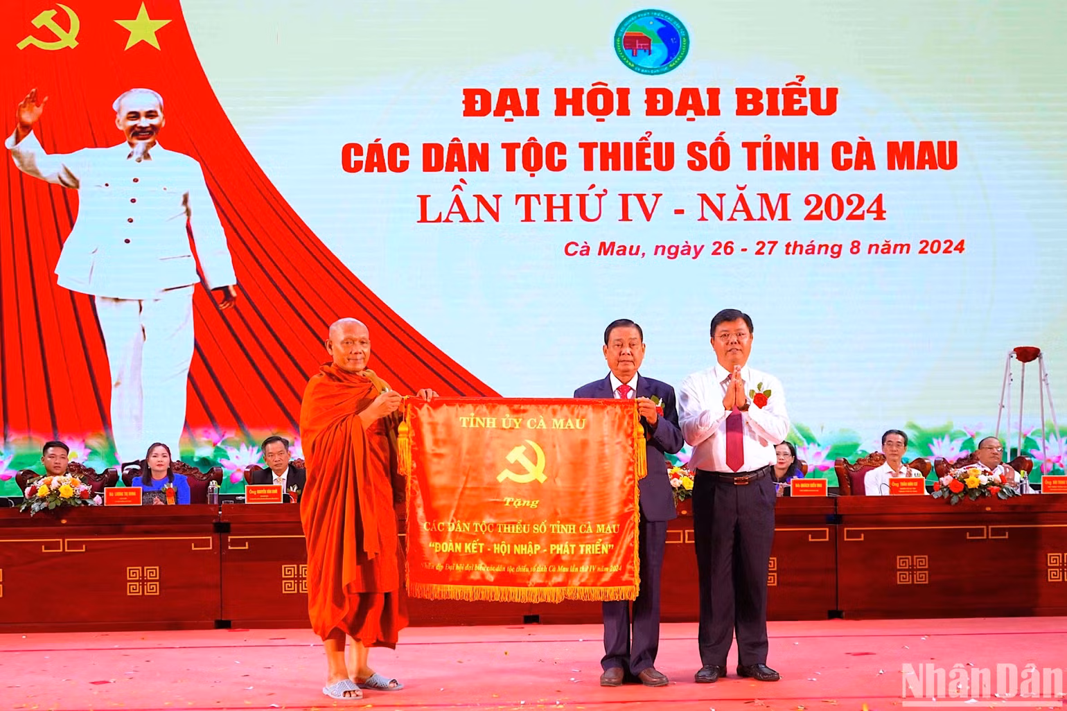 Ủy viên Trung ương Đảng, Bí thư Tỉnh ủy Cà Mau Nguyễn Tiến Hải (bên phải) trao bức trướng chúc mừng Đại hội.
