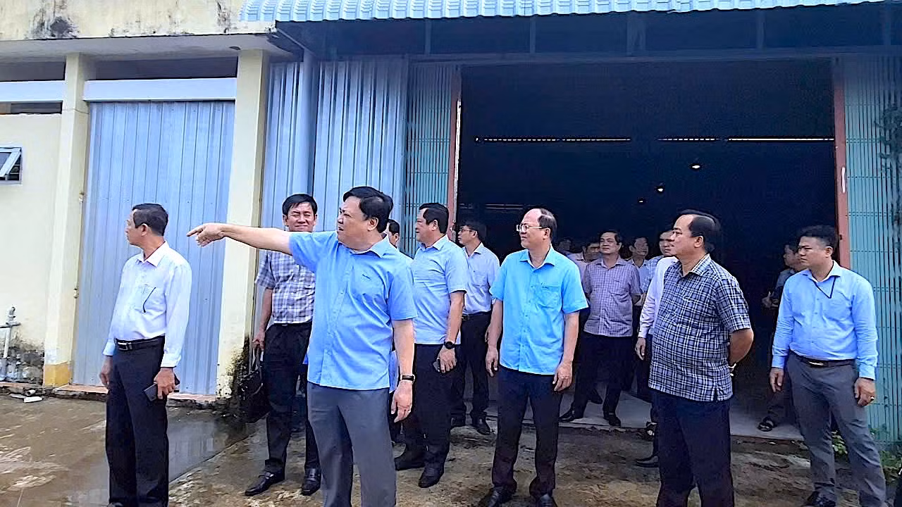 Lãnh đạo tỉnh Cà Mau và Bạc Liêu khảo sát một số địa điểm bố trí nhà công vụ cho cán bộ Bạc Liêu khi về công tác tại Cà Mau.
