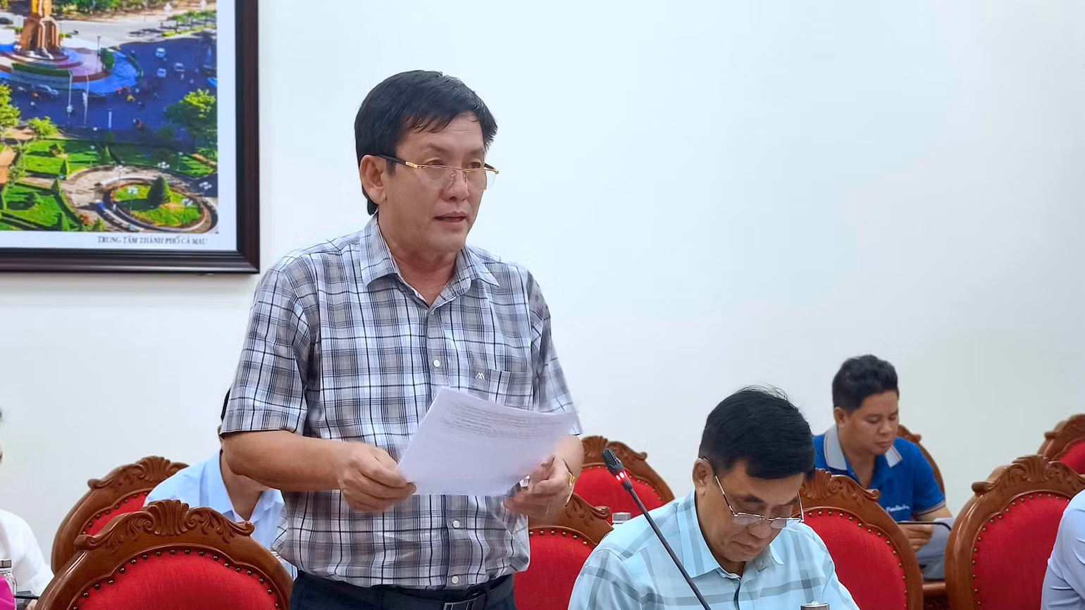 Giám đốc Sở Xây dựng tỉnh Cà Mau Dư Minh Hùng trình bày phương án bố trí trụ sở làm việc và nhà công vụ khi hợp nhất tỉnh Cà Mau.