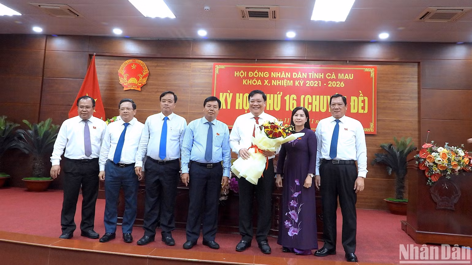 Tân Chủ tịch Ủy ban nhân dân tỉnh Cà Mau Phạm Thành Ngại (cầm hoa) nhận hoa chúc mừng từ tập thể lãnh đạo tỉnh Cà Mau.