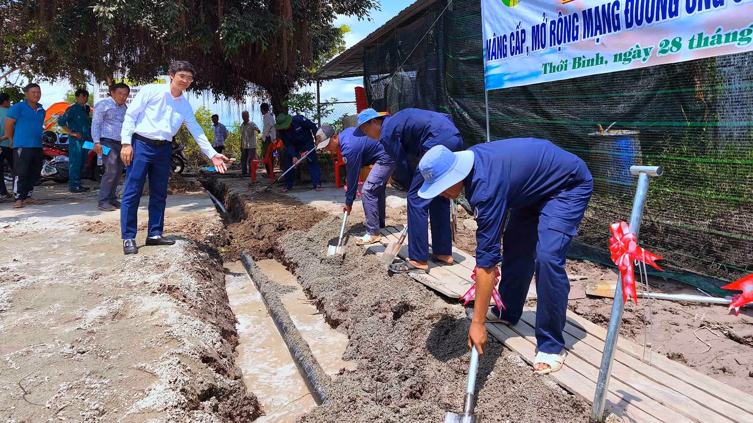 Thi công mở rộng tuyến ống dẫn nước ngay sau lễ khởi công trên địa bàn xã Biển Bạch.