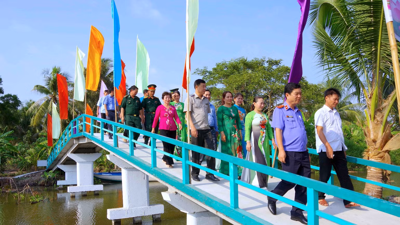 Cầu nông thôn ấp Trùm Thuật (xã Khánh Hải, huyện Trần Văn Thời, tỉnh Cà Mau) do Khối thi đua 2 của tỉnh Cà Mau hỗ trợ xây, giúp người dân đi lại thuận tiện. Cầu nông thôn ấp Trùm Thuật (xã Khánh Hải, huyện Trần Văn Thời, tỉnh Cà Mau) do Khối thi đua 2 của tỉnh Cà Mau hỗ trợ xây, giúp người dân đi lại thuận tiện.