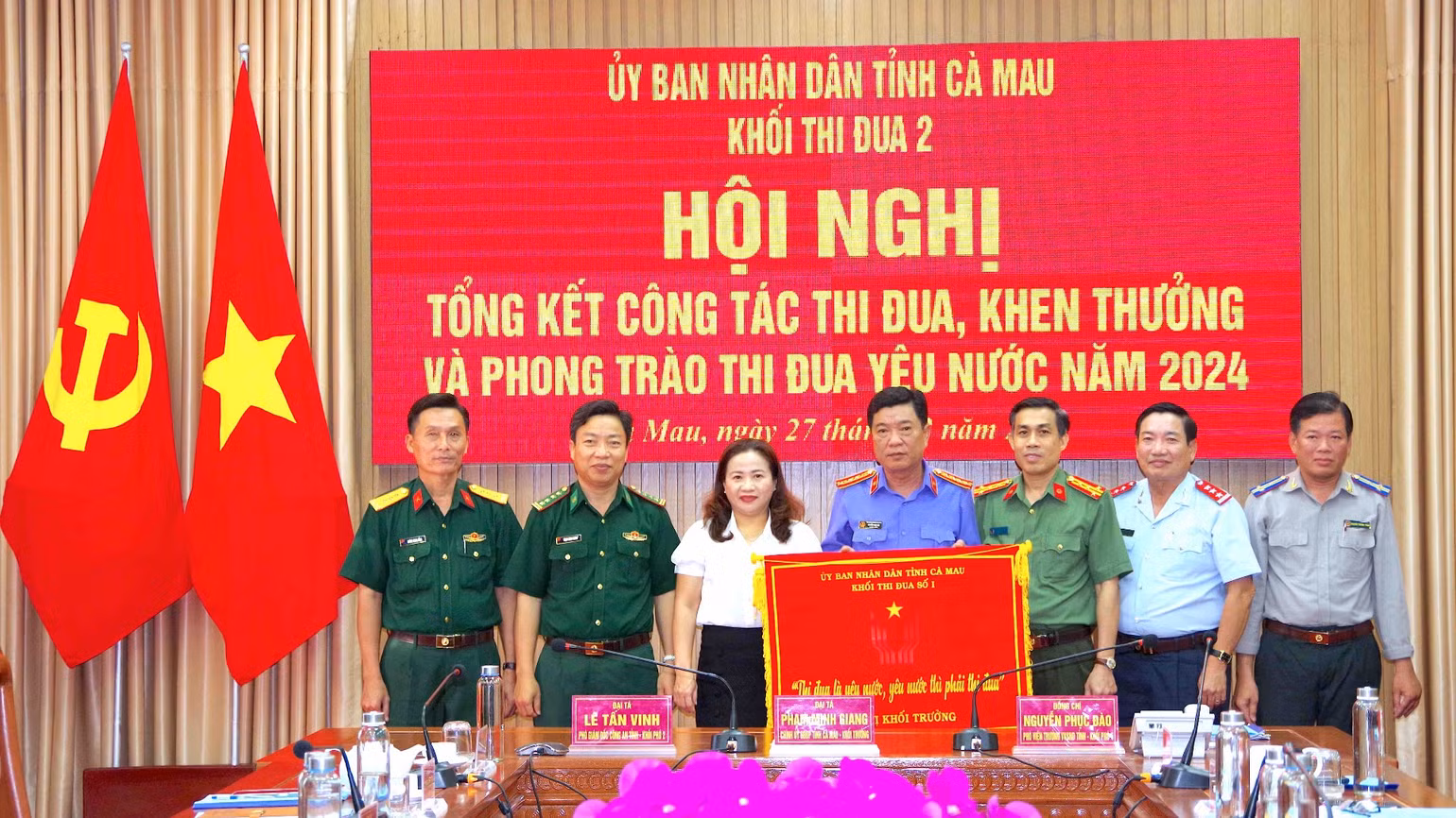 Đại diện Viện Kiểm sát nhân dân tỉnh Cà Mau nhận Cờ bàn giao Khối trưởng Khối thi đua 2 năm 2025. Đại diện Viện Kiểm sát nhân dân tỉnh Cà Mau nhận Cờ bàn giao Khối trưởng Khối thi đua 2 năm 2025.