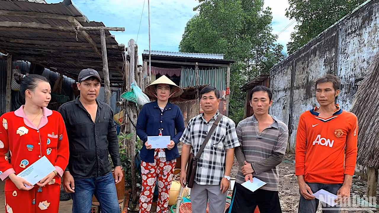 Chính quyền địa phương thăm hỏi, trao hỗ trợ bước đầu cho các hộ dân có nhà bị thiệt hại tại xã Hàng Vịnh, huyện Năm Căn, tỉnh Cà Mau. Chính quyền địa phương thăm hỏi, trao hỗ trợ bước đầu cho các hộ dân có nhà bị thiệt hại tại xã Hàng Vịnh, huyện Năm Căn, tỉnh Cà Mau.