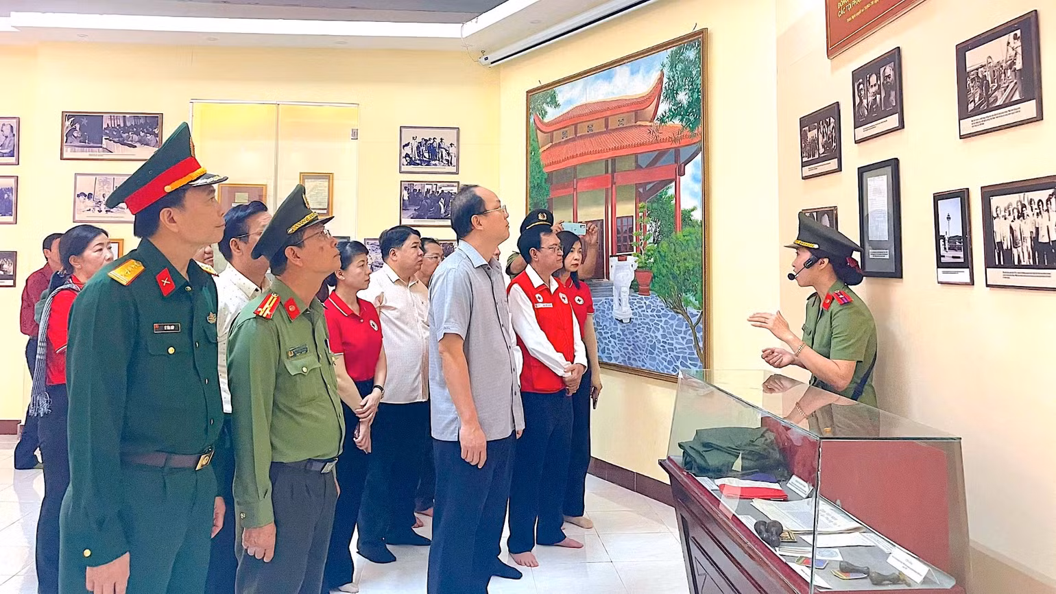 Bí thư Tỉnh ủy Cà Mau Nguyễn Hồ Hải cùng đoàn công tác nghe giới thiệu tại Nhà trưng bày Kế hoạch phản gián CM12.