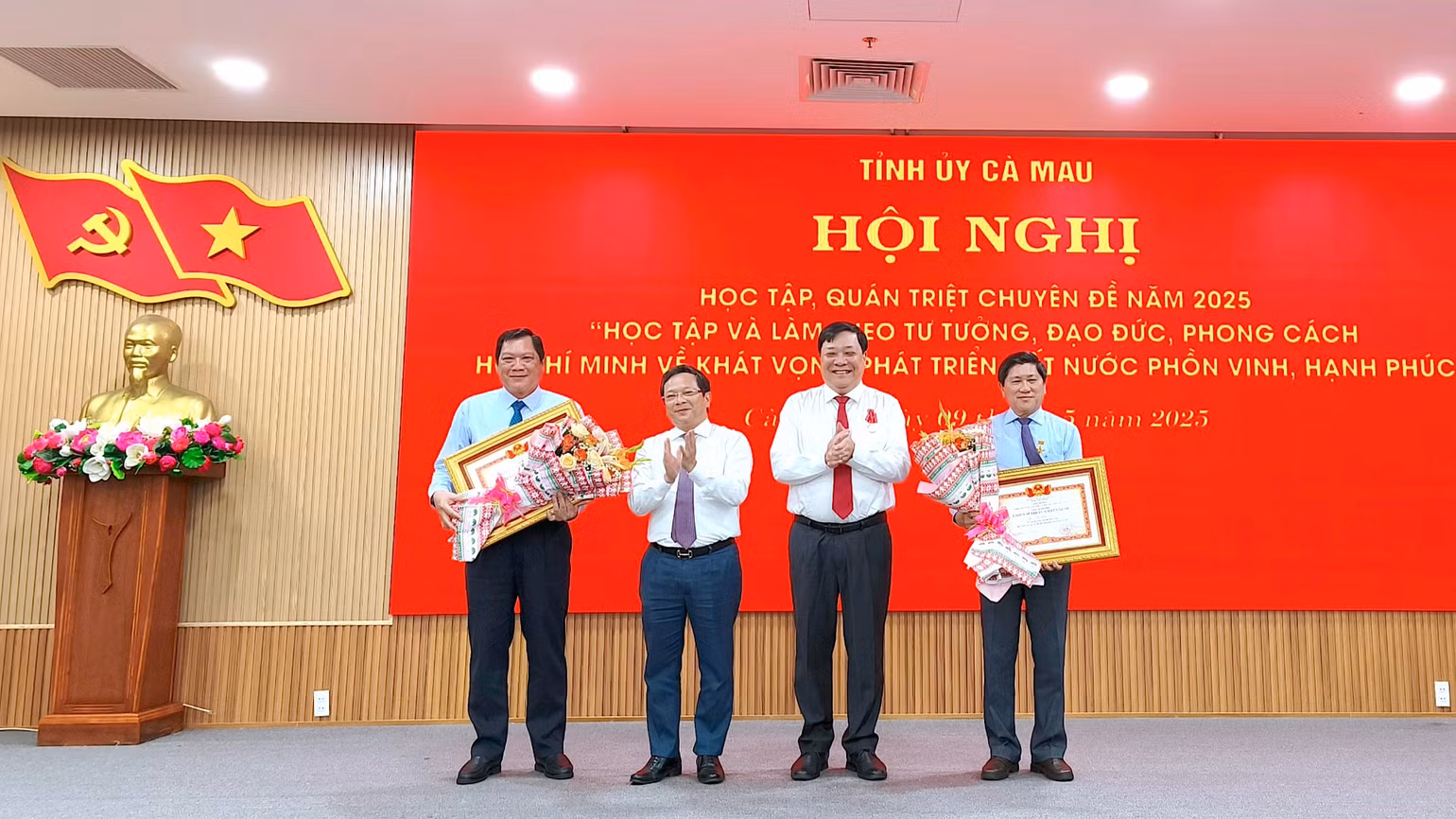 Đại diện lãnh đạo cấp ủy và chính quyền tỉnh Cà Mau trao danh hiệu Chiến sĩ thi đua toàn quốc của Thủ tướng Chính phủ cho Phó Chủ tịch Ủy ban nhân dân tỉnh Lâm Văn Bi (bìa trái) và Lê Văn Sử (bìa phải).