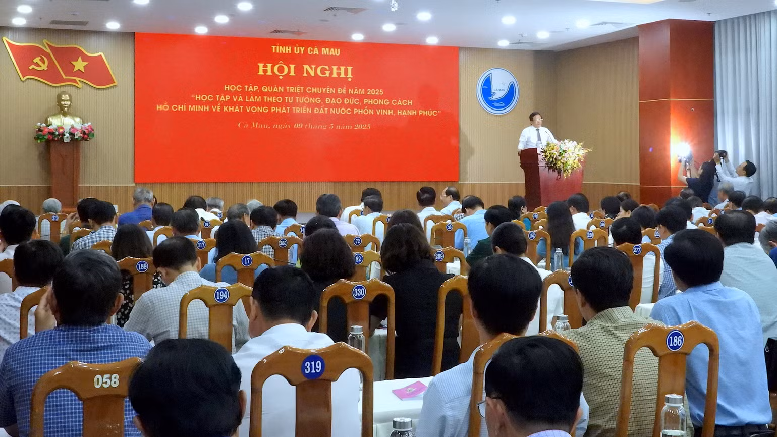 Phó Bí thư Thường trực Tỉnh ủy Cà Mau Nguyễn Đức Hiển truyền đạt những nội dung cốt lõi của chuyên đề làm theo Bác năm 2025.