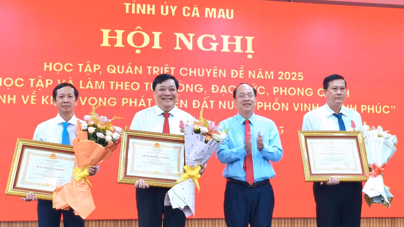 Bí thư Tỉnh ủy Cà Mau Nguyễn Hồ Hải (sơ mi xanh) trao tặng Huân chương Lao động Hạng Ba cho 3 cá nhân là cán bộ lãnh đạo đang công tác tại Cà Mau.