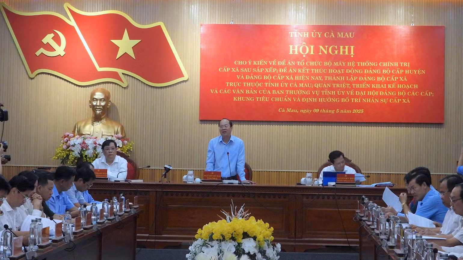Bí thư Tỉnh ủy Cà Mau Nguyễn Hồ Hải (đứng) phát biểu tại hội nghị. Bí thư Tỉnh ủy Cà Mau Nguyễn Hồ Hải (đứng) phát biểu tại hội nghị.