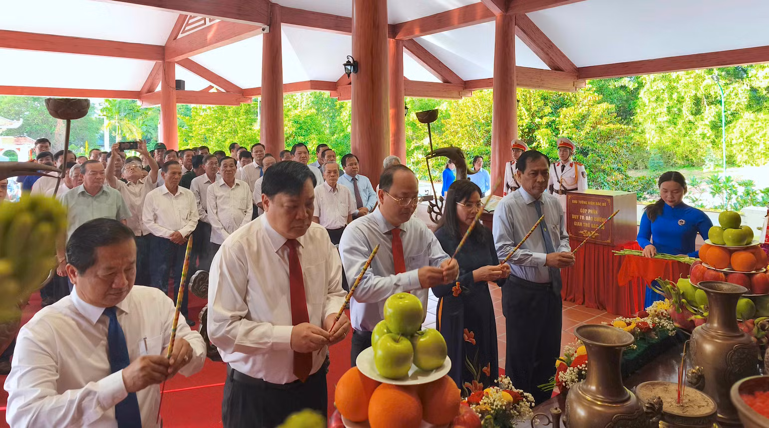 Thường trực Tỉnh ủy Cà Mau (hàng đầu tiên) thắp hương tri ân Chủ tịch Hồ Chí Minh. Thường trực Tỉnh ủy Cà Mau (hàng đầu tiên) thắp hương tri ân Chủ tịch Hồ Chí Minh.