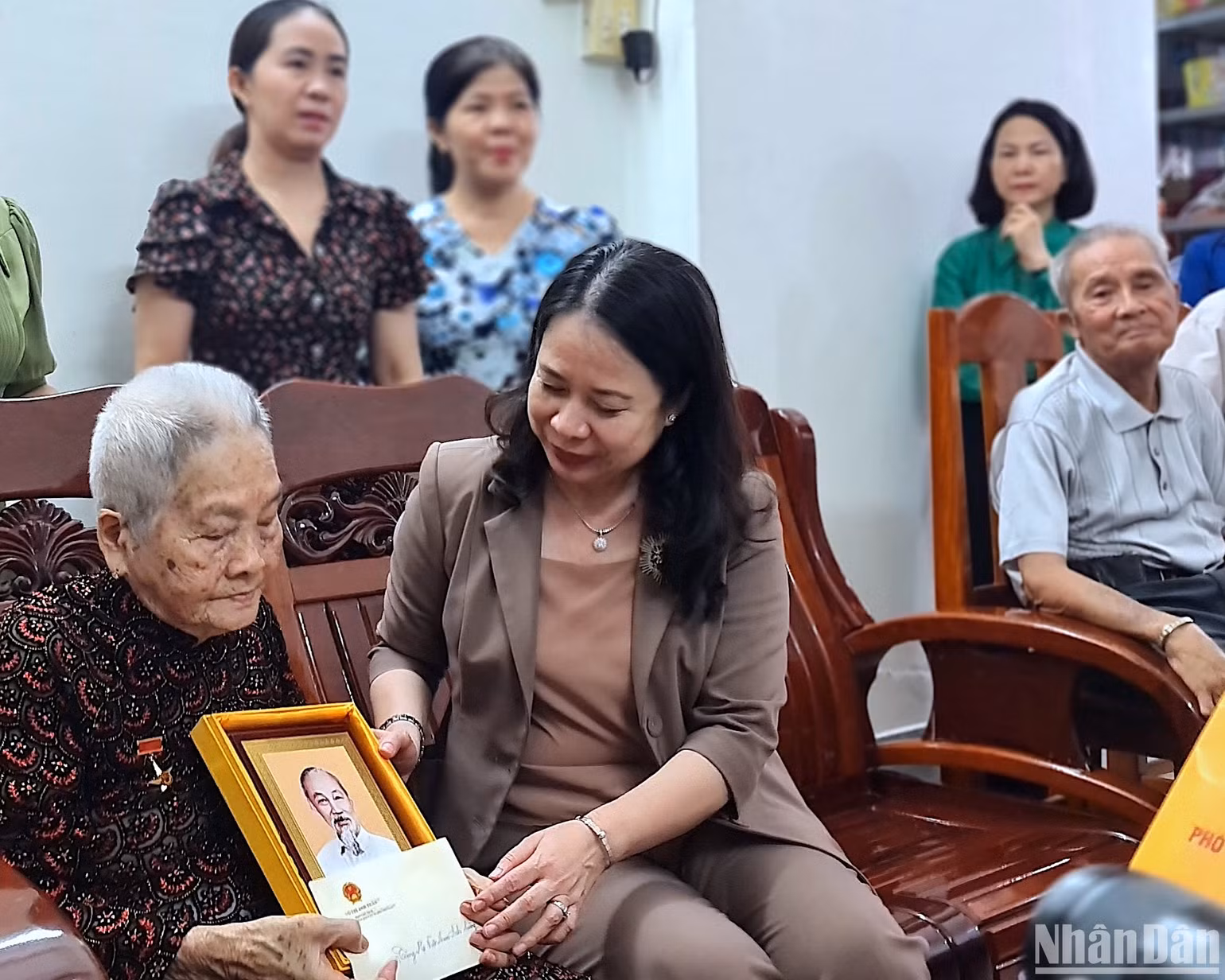 Phó Chủ tịch nước Võ Thị Ánh Xuân cùng Bí thư thứ nhất Trung ương Đoàn và lãnh đạo địa phương cũng đã đến thăm, tặng quà Mẹ Việt Nam Anh hùng Lê Thị Chi, ngụ khóm 8 (phường 8, thành phố Cà Mau, tỉnh Cà Mau).