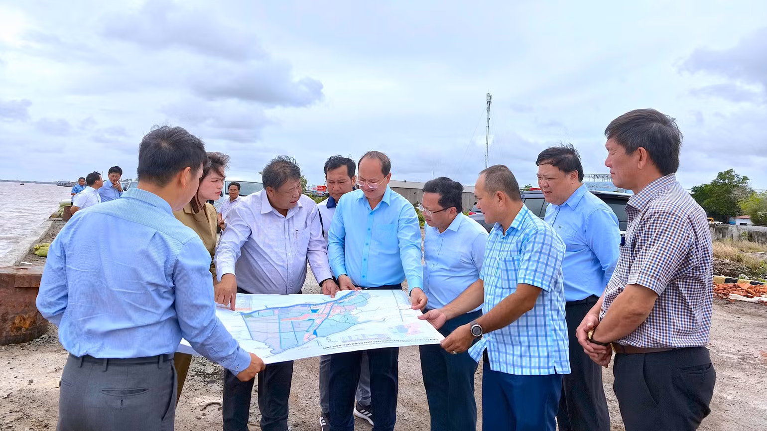 Bí thư Tỉnh ủy Cà Mau Nguyễn Hồ Hải khảo sát thực tế tại Cảng Năm Căn.
