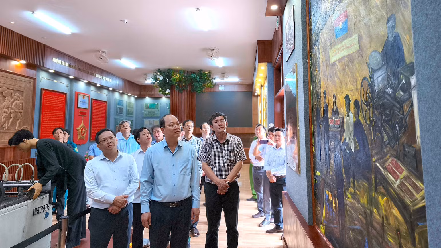 Bí thư Tỉnh ủy Cà Mau Nguyễn Hồ Hải thăm Khu di tích Ban Ấn loát đặc biệt Tây Nam Bộ (xã Hàm Rồng, huyện Năm Căn).