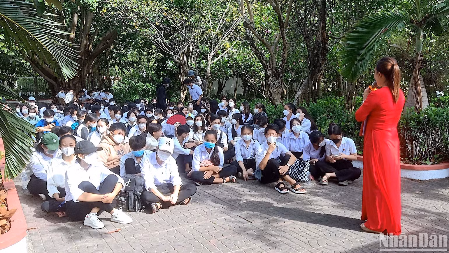 Học sinh huyện Cái Nước (tỉnh Cà Mau) sinh hoạt dưới cờ, được ôn lại lịch sử về chiến thắng Đầm Dơi-Cái Nước-Chà Là. Học sinh huyện Cái Nước (tỉnh Cà Mau) sinh hoạt dưới cờ, được ôn lại lịch sử về chiến thắng Đầm Dơi-Cái Nước-Chà Là.