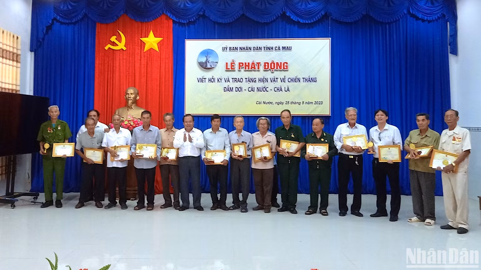 Lãnh đạo tỉnh Cà Mau trao bằng khen, kỷ niệm chương và tặng quà cho các cựu chiến binh, cá nhân đã tặng hiện vật, tư liệu, hình ảnh... về chiến thắng Đầm Dơi-Cái Nước-Chà Là. Lãnh đạo tỉnh Cà Mau trao bằng khen, kỷ niệm chương và tặng quà cho các cựu chiến binh, cá nhân đã tặng hiện vật, tư liệu, hình ảnh... về chiến thắng Đầm Dơi-Cái Nước-Chà Là.
