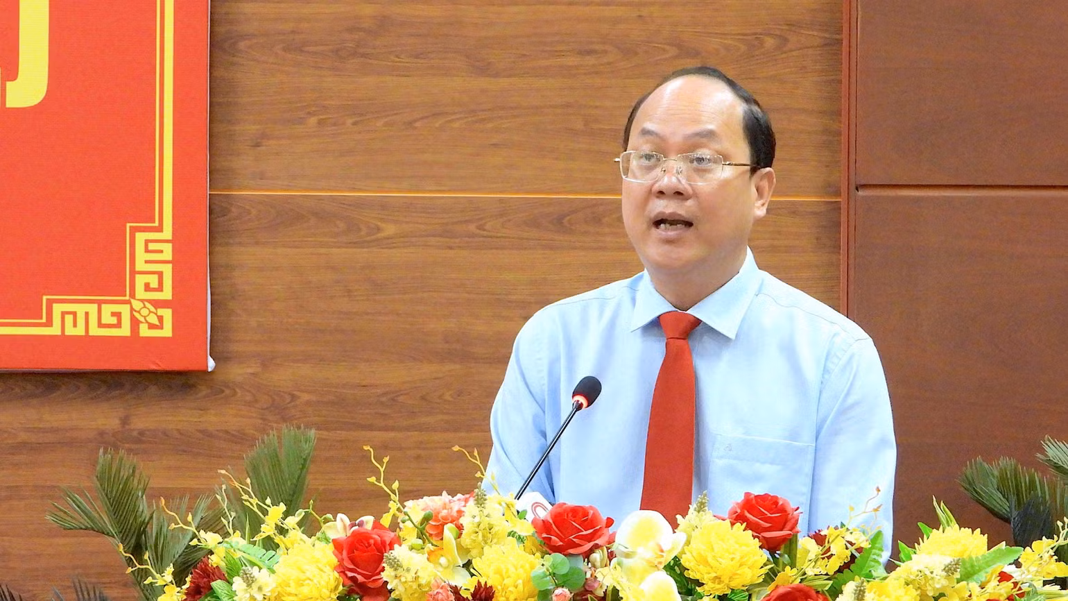 Bí thư Tỉnh ủy Cà Mau Nguyễn Hồ Hải phát biểu cảm ơn những đóng góp tích cực, quý báu của đồng chí Nguyễn Tiến Hải trong vai trò Chủ tịch Hội đồng nhân dân tỉnh Cà Mau.