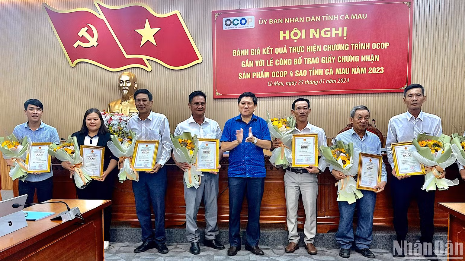 Phó chủ tịch Ủy ban nhân dân tỉnh Cà Mau Lê Văn Sử trao chứng nhận sản phẩm OCOP 4 sao năm 2023.