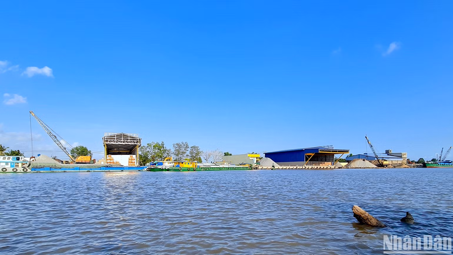 Khu vực có nhiều bến thủy nội địa dọc tuyến sông Ông Đốc (đoạn thuộc xã Hồ Thị Kỷ, huyện Thới Bình, tỉnh Cà Mau) tới đây sẽ bị kiểm tra về điều kiện đăng ký hoạt động.