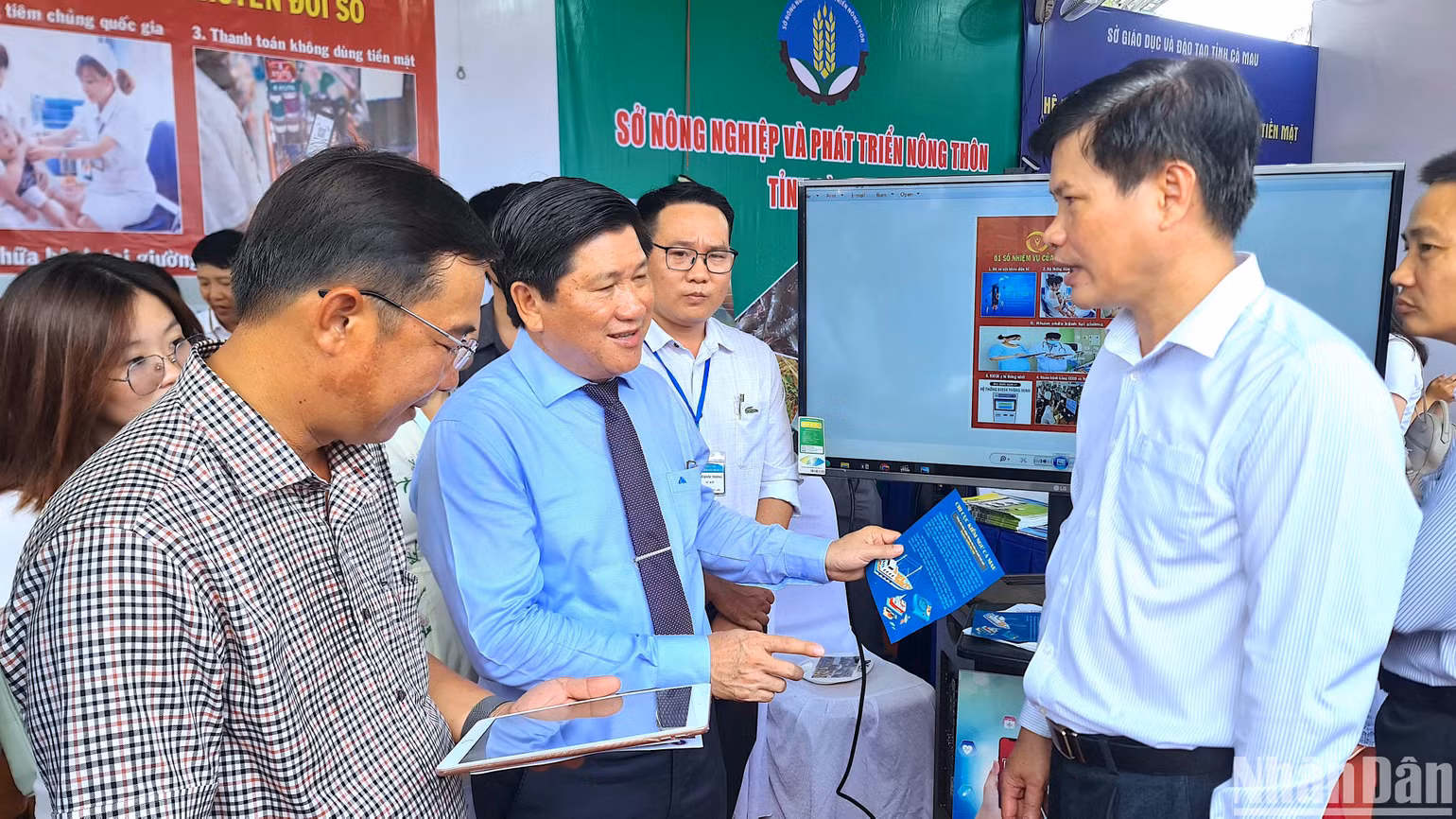 Phó Chủ tịch Ủy ban nhân dân tỉnh Cà Mau Lê Văn Sử (giữa) tham quan các gian hàng Ngày hội Chuyển đổi số. Phó Chủ tịch Ủy ban nhân dân tỉnh Cà Mau Lê Văn Sử (giữa) tham quan các gian hàng Ngày hội Chuyển đổi số.