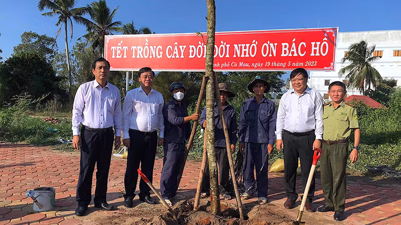 Lãnh đạo tỉnh Cà Mau phát động Tết trồng cây nhớ ơn Bác Hồ