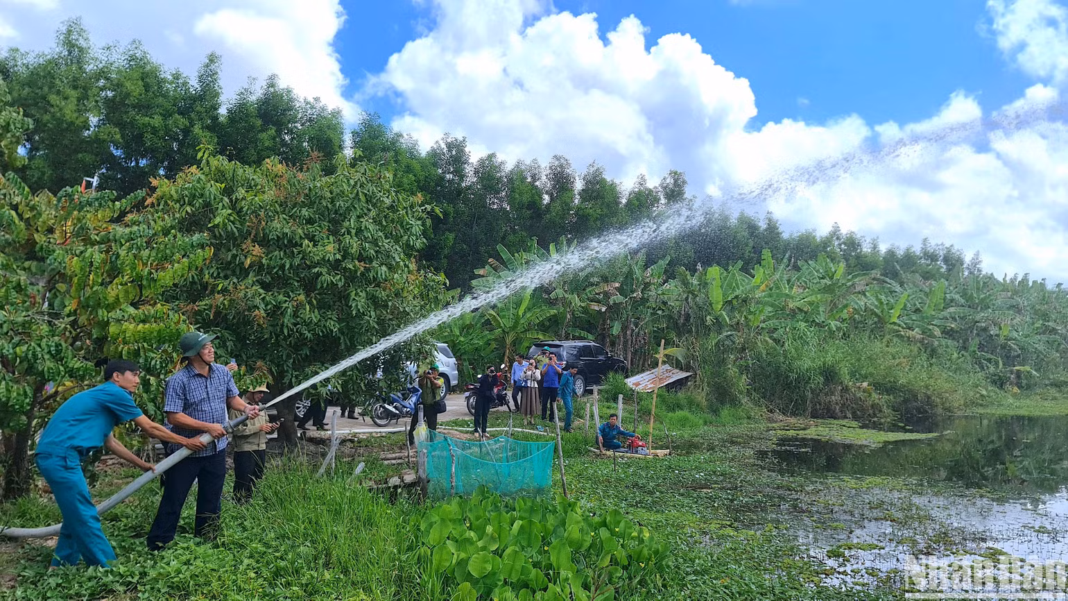 Chủ tịch Ủy ban nhân dân tỉnh Cà Mau Huỳnh Quốc Việt kiểm tra việc vận hành thiết bị chữa cháy tại Vườn Quốc gia U Minh hạ. Chủ tịch Ủy ban nhân dân tỉnh Cà Mau Huỳnh Quốc Việt kiểm tra việc vận hành thiết bị chữa cháy tại Vườn Quốc gia U Minh hạ.