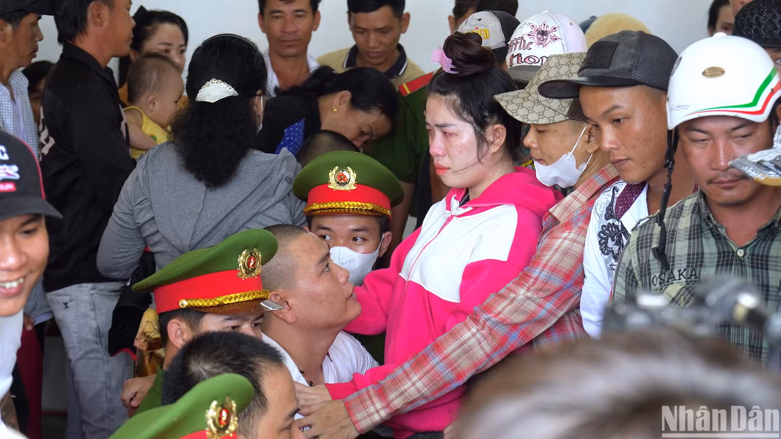 Đông đảo nhân dân địa phương đến chứng kiến phiên tòa xét xử nhóm cướp tài sản trên biển.