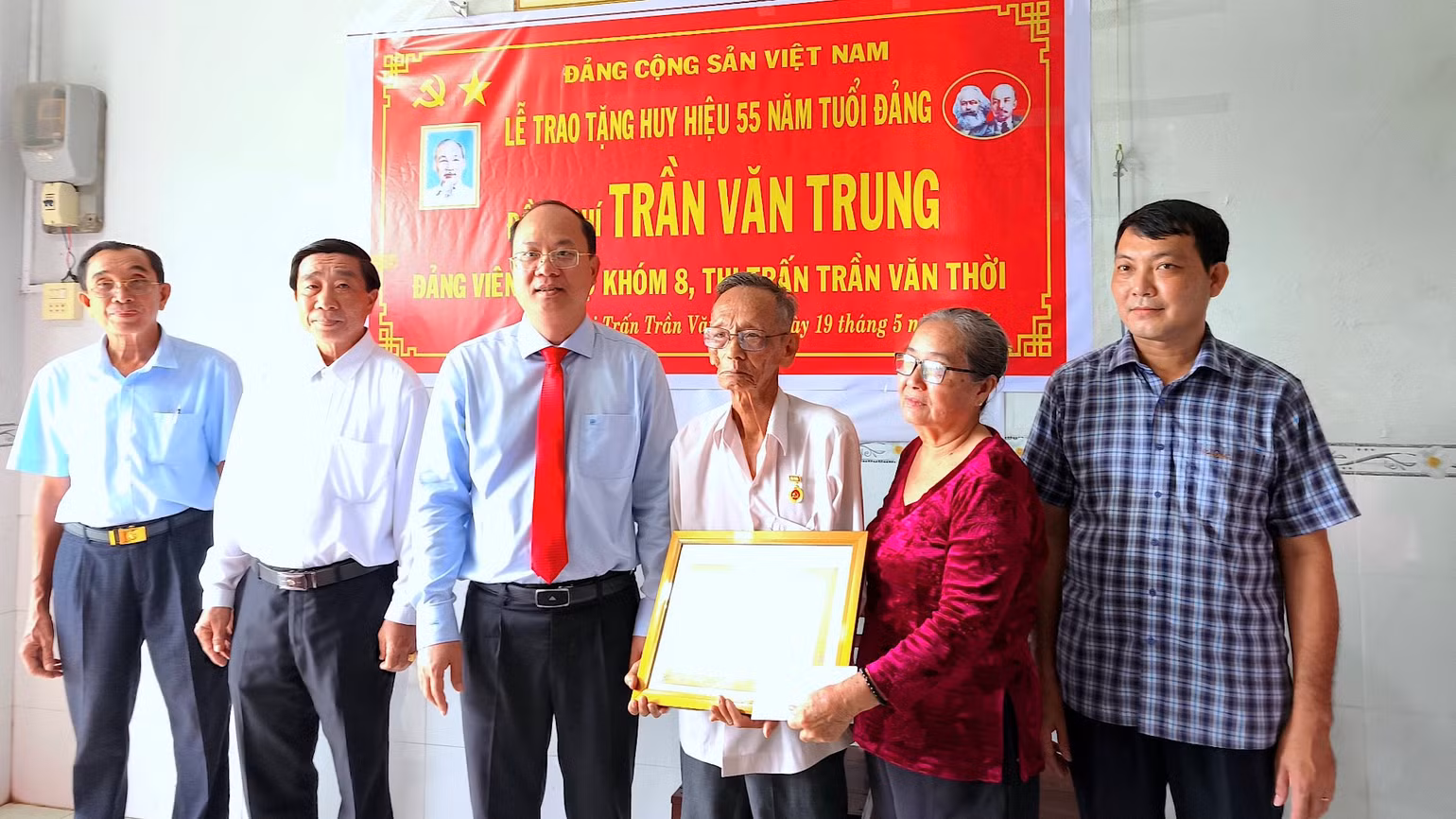 Bí thư Tỉnh ủy Cà Mau Nguyễn Hồ Hải (đeo cà vạt) trao Huy hiệu 55 năm tuổi Đảng cho đảng viên Trần Văn Trung.