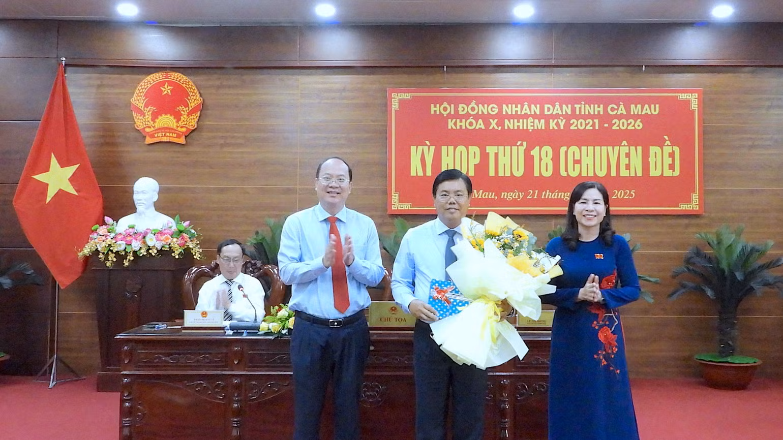 Lãnh đạo Tỉnh ủy và Hội đồng nhân dân tỉnh Cà Mau tặng hoa chúc mừng đồng chí Nguyễn Tiến Hải (giữa) hoàn thành tốt nhiệm vụ tại Cà Mau.