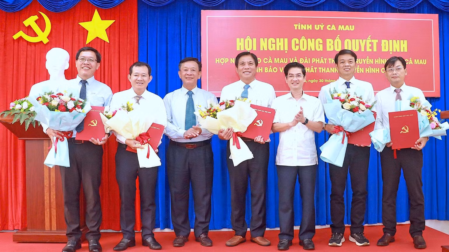 Ban Biên tập Báo và Đài Phát thanh-Truyền hình Cà Mau có 5 người (cầm hoa), trong đó có 3 người từng là lãnh đạo Ban Biên tập Báo Cà Mau.