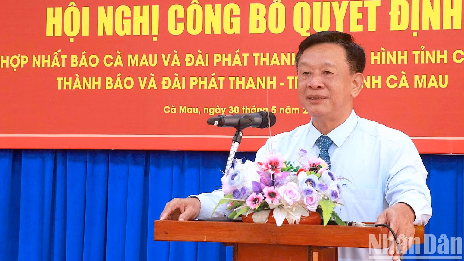 Ủy viên Ban Thường vụ Tỉnh ủy, Trưởng Ban Tuyên giáo và Dân vận Tỉnh ủy Cà Mau Hồ Trung Việt phát biểu tại lễ trao quyết định hợp nhất báo và đài tại Cà Mau.