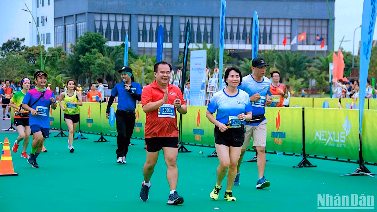 Phó Chủ tịch Ủy ban nhân dân tỉnh Cà Mau (áo đỏ) hoàn thành đường chạy cự ly ngắn 5km vào sáng 26/11. Phó Chủ tịch Ủy ban nhân dân tỉnh Cà Mau (áo đỏ) hoàn thành đường chạy cự ly ngắn 5km vào sáng 26/11.