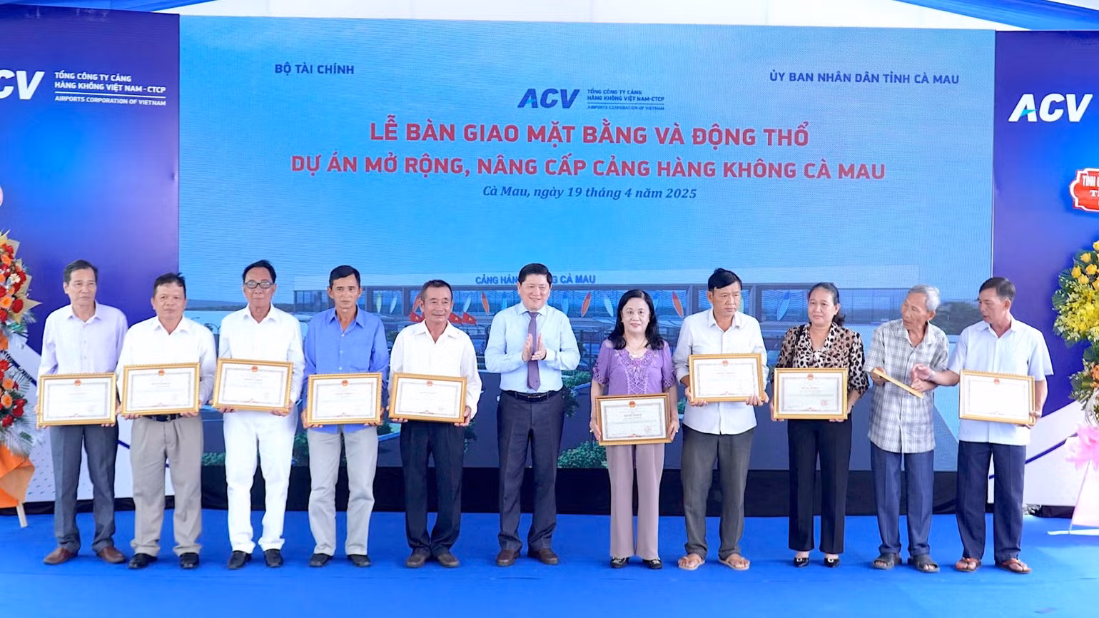 Phó Chủ tịch Ủy ban nhân dân tỉnh Cà Mau Lê Văn Sử (giữa) tặng Bằng khen của Chủ tịch Ủy ban nhân dân tỉnh cho các cá nhân chấp hành tốt việc giao mặt bằng.