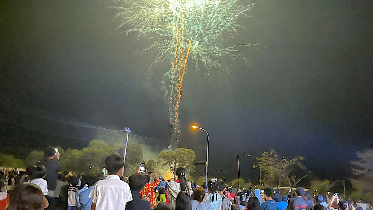 Hơn 6.000 người dân vùng Đất Mũi-Cà Mau đến thưởng thức bắn pháo hoa mừng năm mới tại điểm cầu huyện Ngọc Hiển.