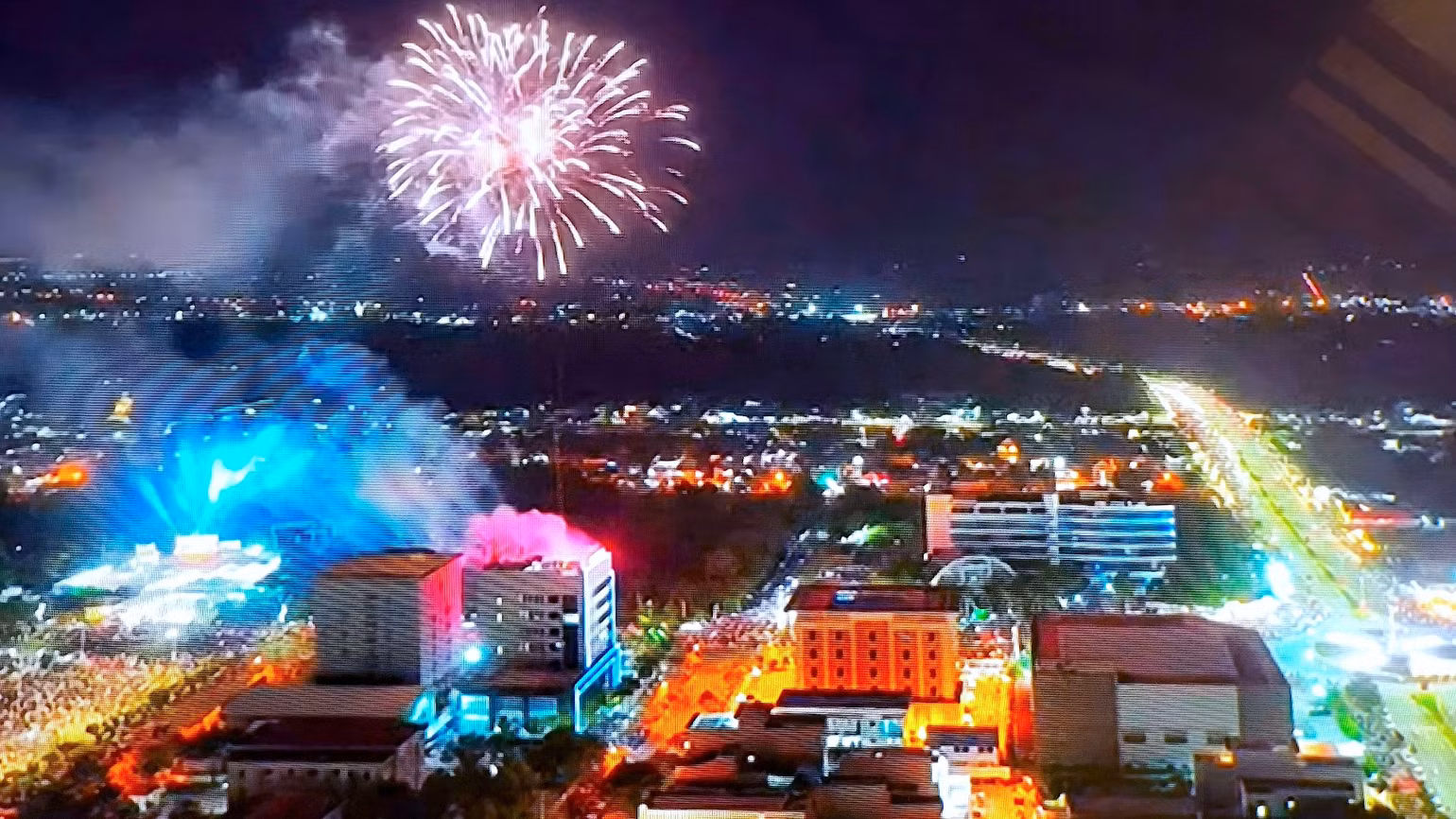 Pháo hoa tung bay trong nền trời đêm giao thừa tại Quảng trường Trần Hưng Đạo (phường 5, thành phố Cà Mau, tỉnh Cà Mau).