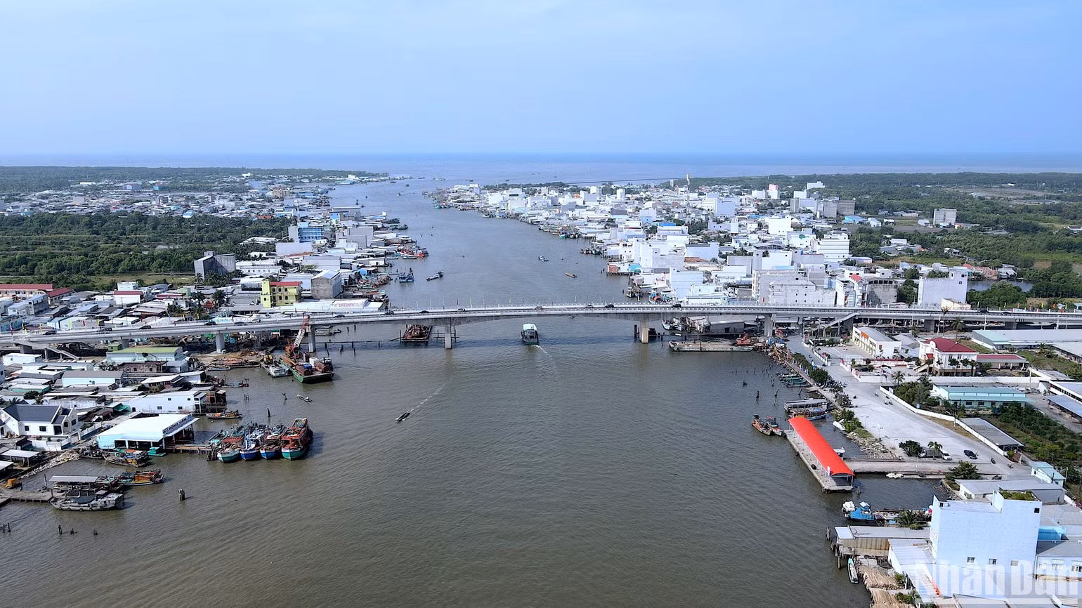Cầu Ông Đốc nối đôi bờ thị trấn Sông Đốc (huyện Trần Văn Thời, tỉnh Cà Mau) thông xe vào sáng 10/12.