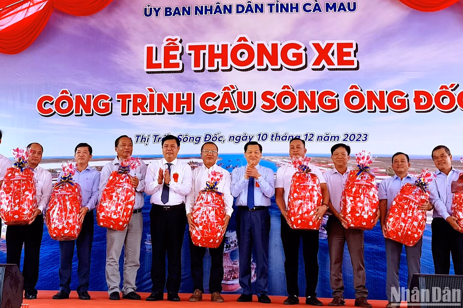 Phó Thủ tướng Lê Minh Khái và lãnh đạo tỉnh Cà Mau tặng quà cho các tổ chức, cá nhân trong vùng dự án xây dựng cầu bắt qua sông Ông Đốc.
