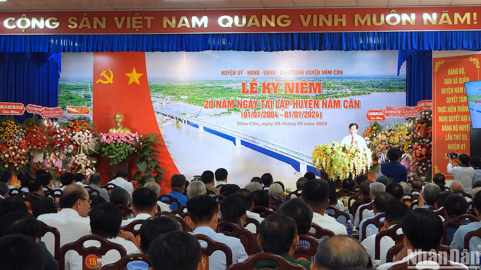 Lễ kỷ niệm 20 năm Ngày tái lập các huyện Năm Căn vào sáng 29/12. Lễ kỷ niệm 20 năm Ngày tái lập các huyện Năm Căn vào sáng 29/12.