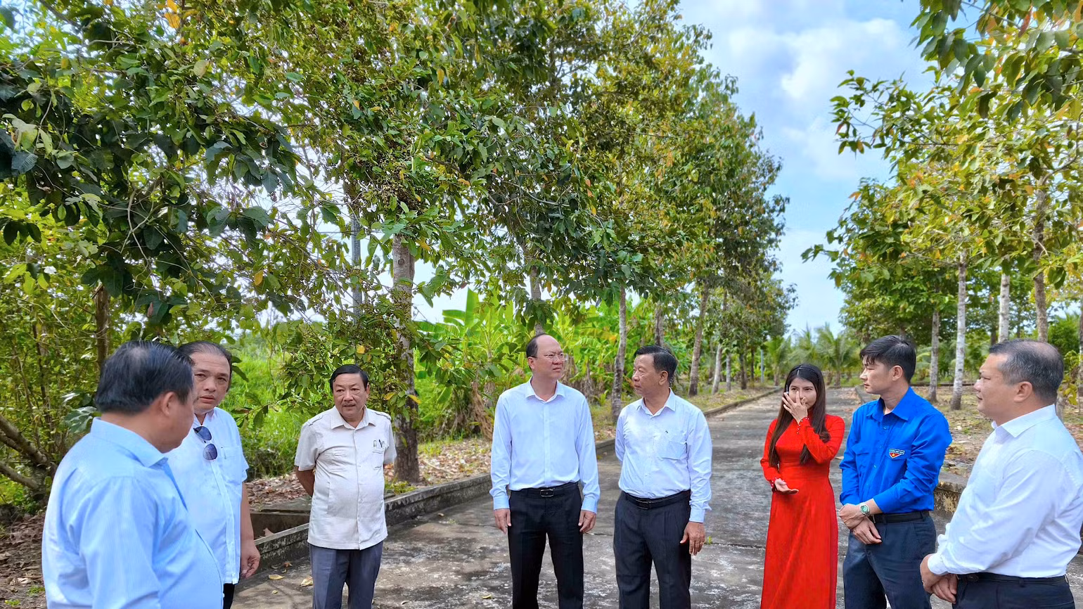 Bí thư Tỉnh ủy Cà Mau Nguyễn Hồ Hải (giữa) cùng đại diện lãnh đạo tỉnh Cà Mau nghe thuyết trình về Di tích Đình Tân Hưng gắn với sự kiện cờ Đảng tung bay lần đầu tiên trên mảnh đất Cà Mau.