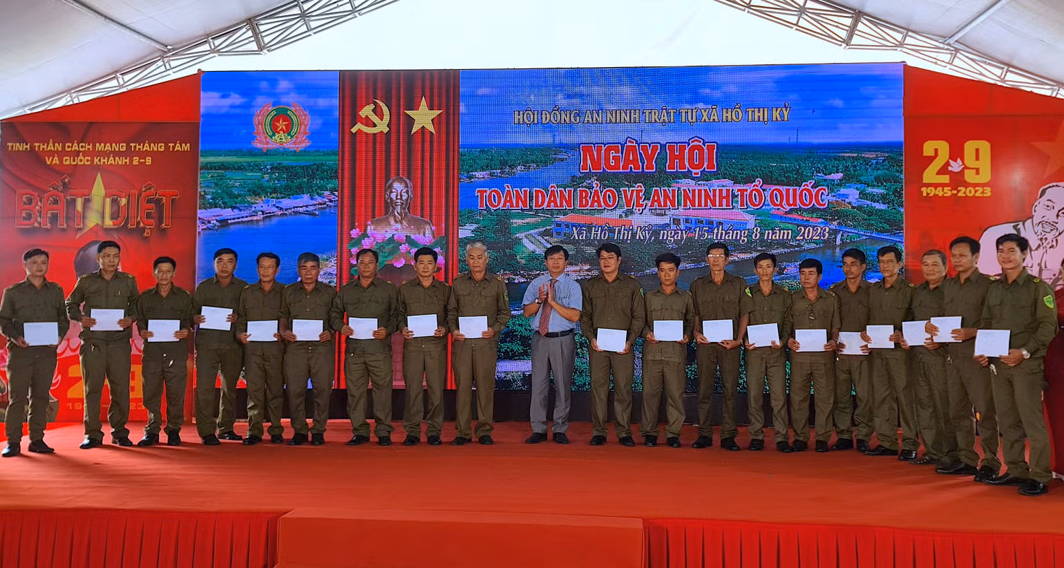 Chính quyền huyện Thới Bình (tỉnh Cà Mau) khen thưởng cho những tập thể, cá nhân tiêu biểu trong phong trào toàn dân bảo vệ an ninh Tổ quốc. Chính quyền huyện Thới Bình (tỉnh Cà Mau) khen thưởng cho những tập thể, cá nhân tiêu biểu trong phong trào toàn dân bảo vệ an ninh Tổ quốc.