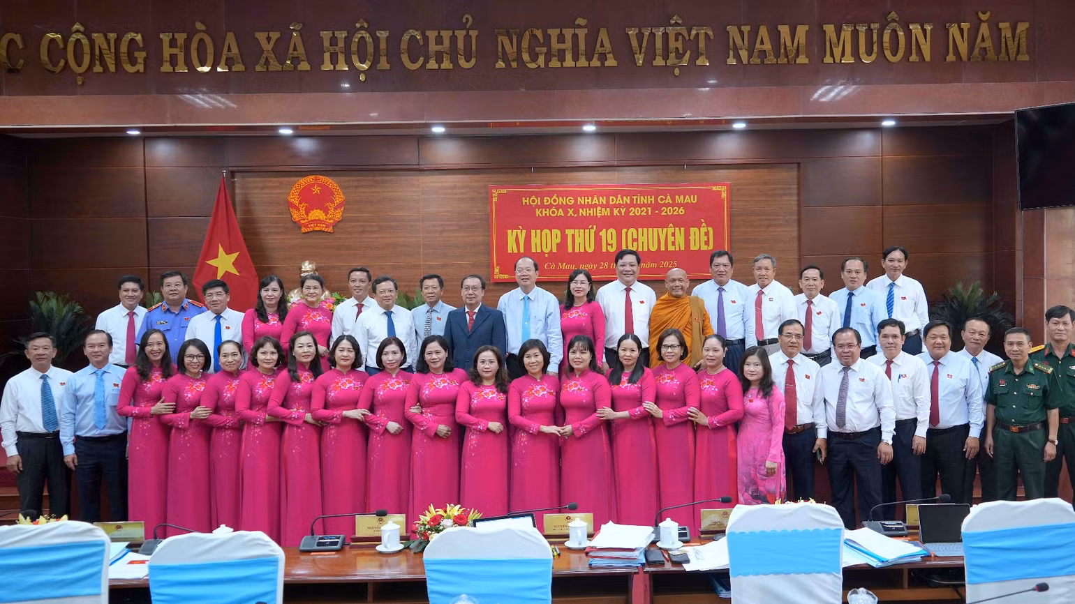 Lãnh đạo tỉnh Cà Mau chụp ảnh lưu niệm cùng đại biểu Hội đồng nhân dân tỉnh tại kỳ họp. Lãnh đạo tỉnh Cà Mau chụp ảnh lưu niệm cùng đại biểu Hội đồng nhân dân tỉnh tại kỳ họp.