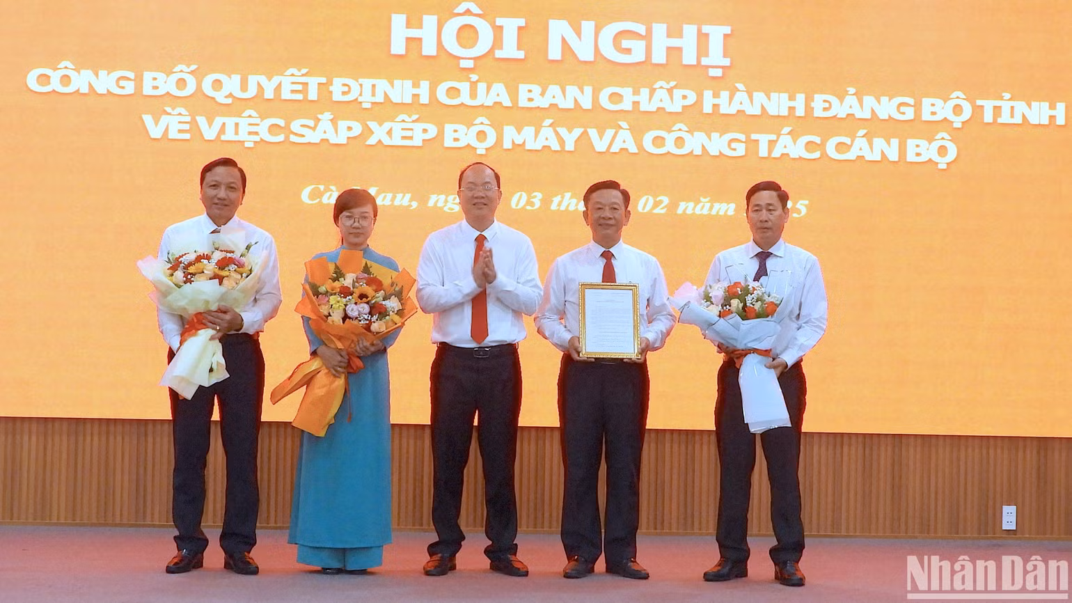 Bí thư Tỉnh uỷ Nguyễn Hồ Hải trao quyết định và tặng hoa chúc mừng các đồng chí Trưởng Ban và Phó trưởng Ban Tuyên giáo và Dân vận Tỉnh ủy Cà Mau.