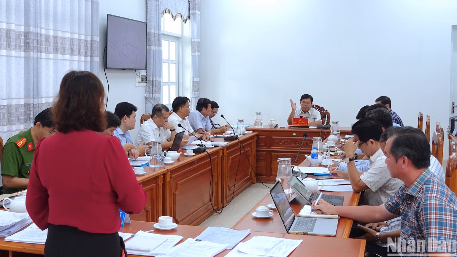 Bí thư Tỉnh ủy Cà Mau chủ động giơ tay để giải thích, làm rõ những khúc mắc mà công dân đặt ra tại buổi tiếp công dân.