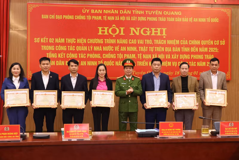 Lãnh đạo Công an tỉnh Tuyên Quang trao Bằng khen của Bộ trưởng Công an cho các tập thể. Lãnh đạo Công an tỉnh Tuyên Quang trao Bằng khen của Bộ trưởng Công an cho các tập thể.