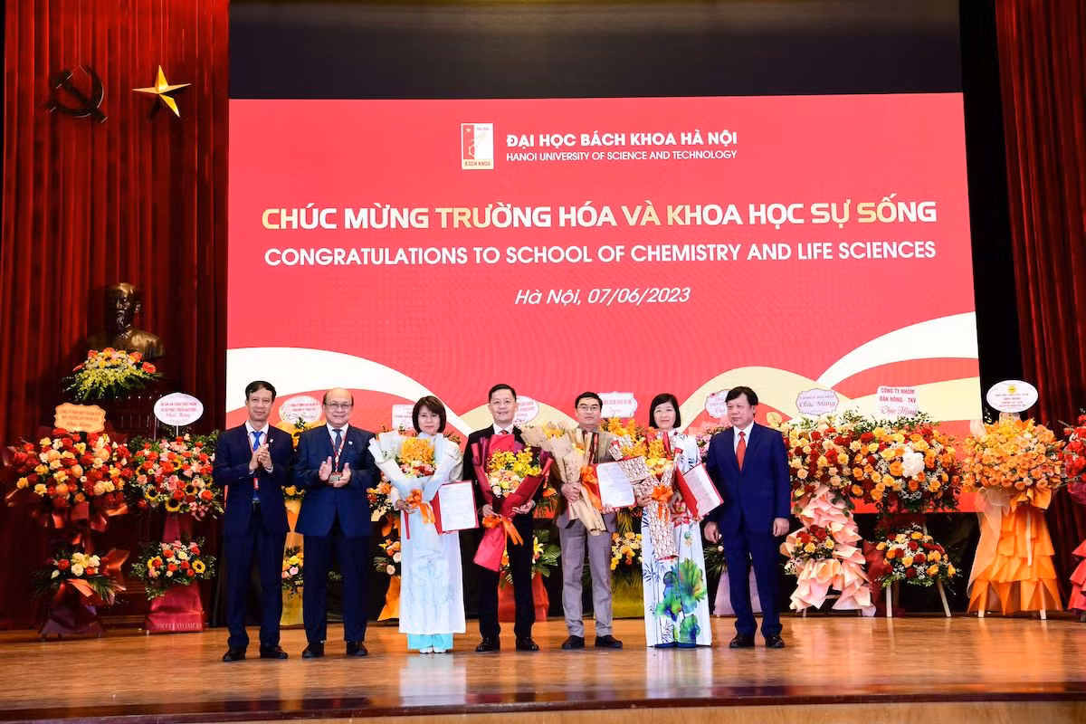 PGS Chu Kỳ Sơn là Hiệu trưởng Trường Hoá và Khoa học sự sống (ở giữa ảnh). PGS Chu Kỳ Sơn là Hiệu trưởng Trường Hoá và Khoa học sự sống (ở giữa ảnh).