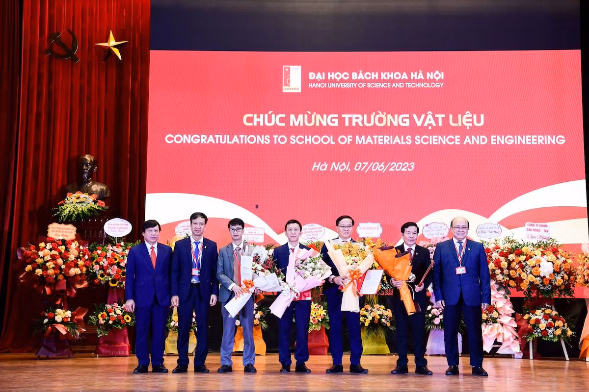 GS Huỳnh Trung Hải là Hiệu trưởng Trường Vật liệu (thứ 2 từ phải sang). GS Huỳnh Trung Hải là Hiệu trưởng Trường Vật liệu (thứ 2 từ phải sang).
