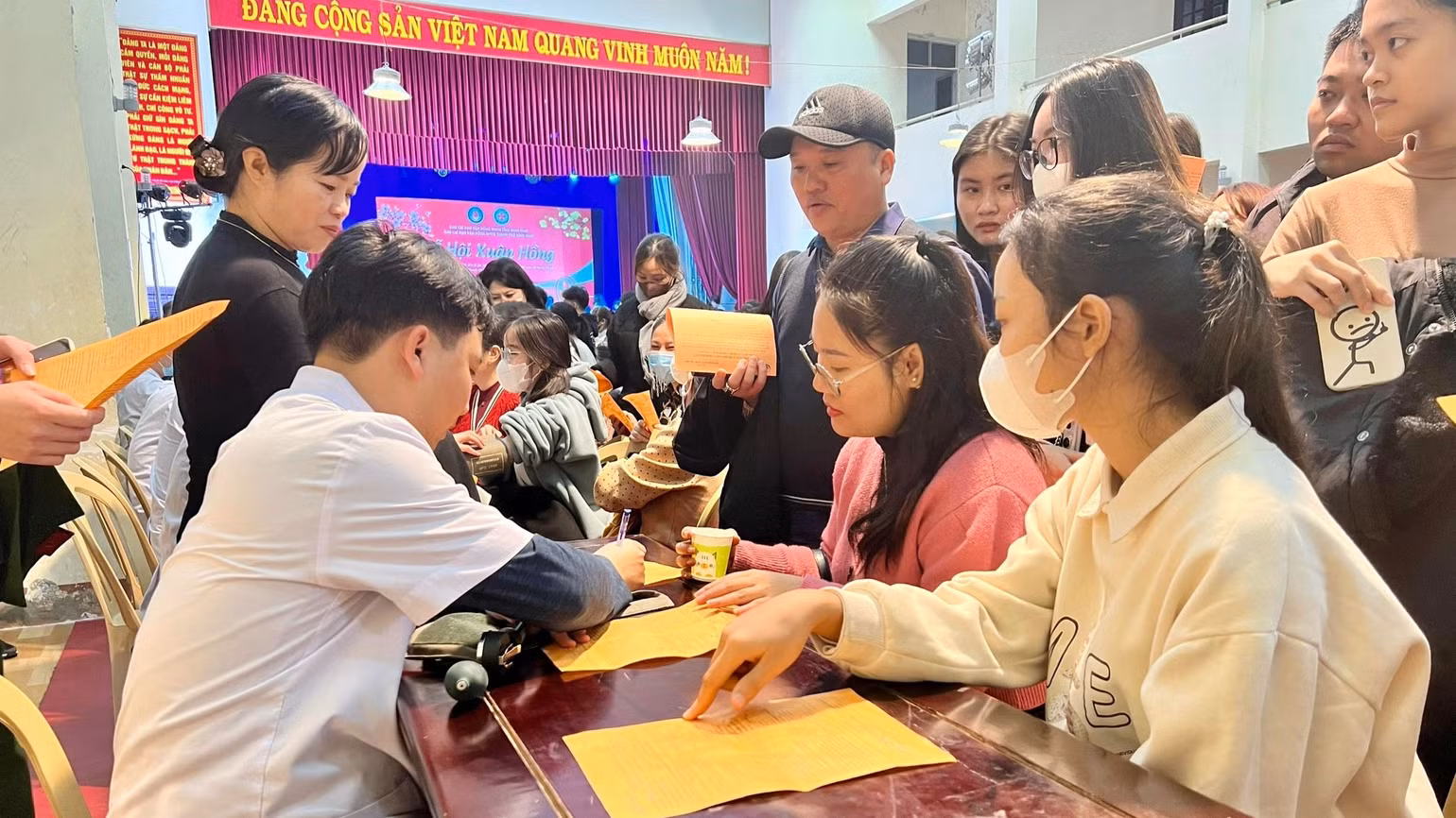 Đông đảo người dân đến hiến máu tình nguyện. (Ảnh: Yến Trinh) Đông đảo người dân đến hiến máu tình nguyện. (Ảnh: Yến Trinh)
