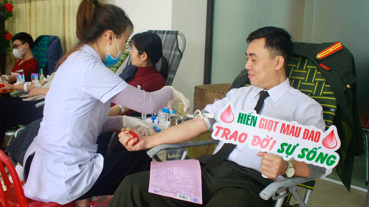 Thiếu tá Lã Hữu Hưng, Trưởng ban Thanh niên, Công an tỉnh Ninh Bình chia sẻ, mỗi khi ngành phát động tổ chức hiến máu, anh đều tham gia và tích cực vận động anh em trong đơn vị cùng tham gia. Anh cho rằng hoạt động hiến máu tình nguyện có ý nghĩa nhân văn sâu sắc, lan tỏa sâu rộng tấm lòng nhân ái trong cộng đồng và làm tô thắm thêm hình ảnh người chiến sĩ Công an Ninh Bình “Vì nước quên thân, vì dân phục vụ”. Thiếu tá Lã Hữu Hưng, Trưởng ban Thanh niên, Công an tỉnh Ninh Bình chia sẻ, mỗi khi ngành phát động tổ chức hiến máu, anh đều tham gia và tích cực vận động anh em trong đơn vị cùng tham gia. Anh cho rằng hoạt động hiến máu tình nguyện có ý nghĩa nhân văn sâu sắc, lan tỏa sâu rộng tấm lòng nhân ái trong cộng đồng và làm tô thắm thêm hình ảnh người chiến sĩ Công an Ninh Bình “Vì nước quên thân, vì dân phục vụ”.