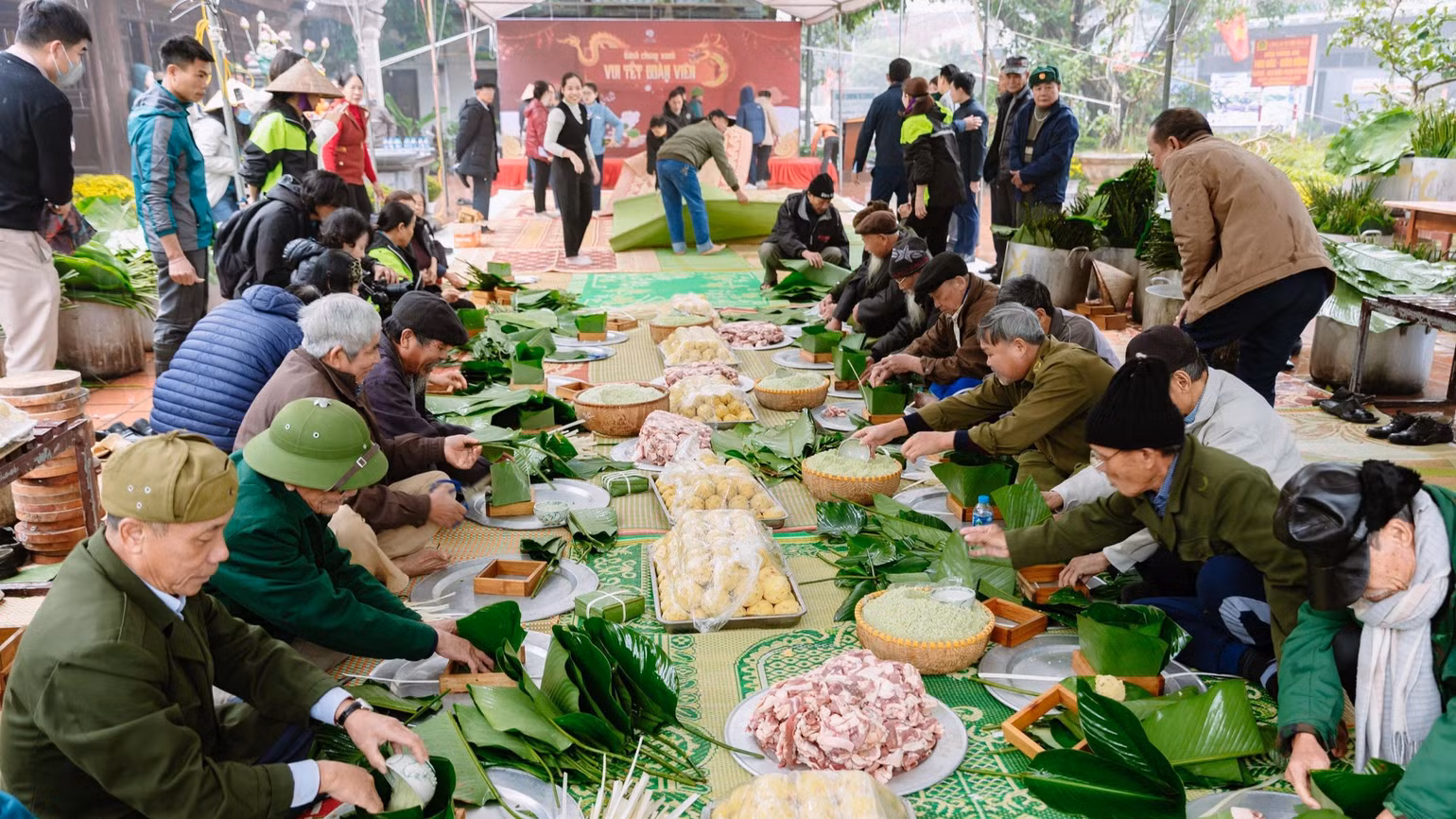 Người dân nô nức gói bánh chưng giúp người nghèo đón Tết ở Ninh Bình.